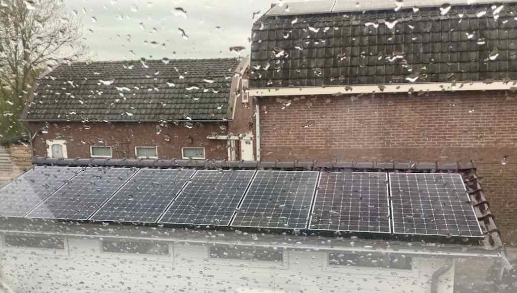 De maand bracht op sommige dagen ook veel regen..