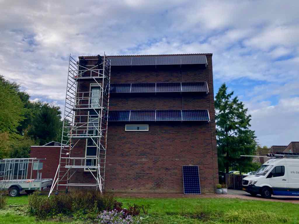 Zonnepanelen tegen de muur